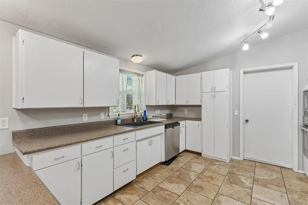 Photo 15 — 6512 NW 20th Drive, Bethany, OK 73008