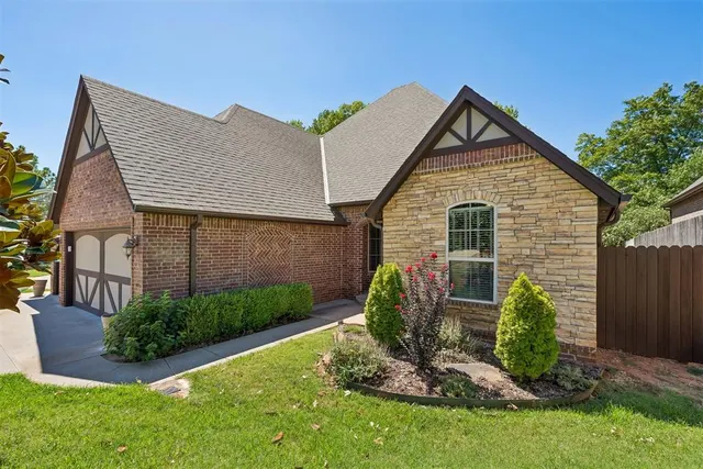 Photo 2 — 3325 Cheyenne Villa Circle, Edmond, OK 73013