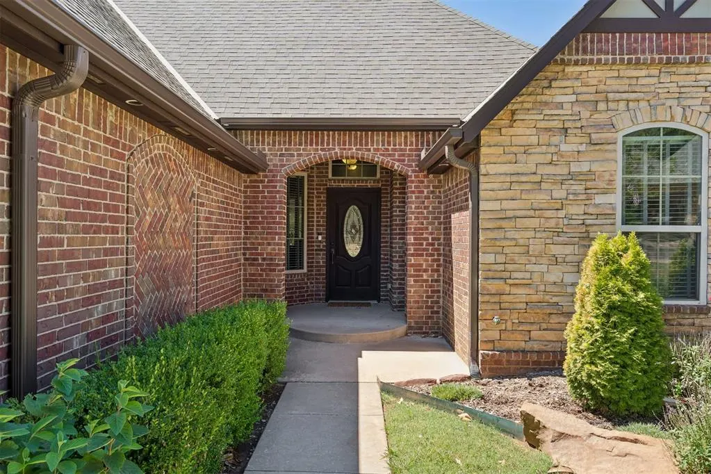 Photo 3 — 3325 Cheyenne Villa Circle, Edmond, OK 73013