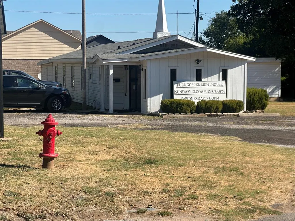 Front exterior — 1519 W Main Street, Ardmore, OK 73401