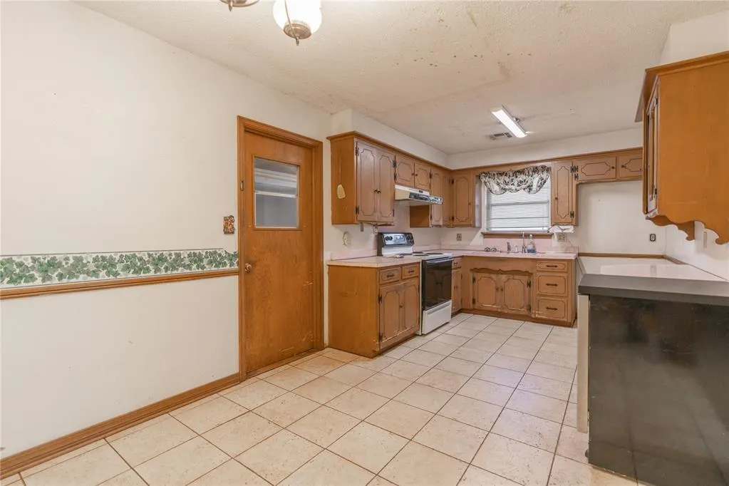 Photo 7 — 5920 N College Street, Oklahoma City, OK 73122