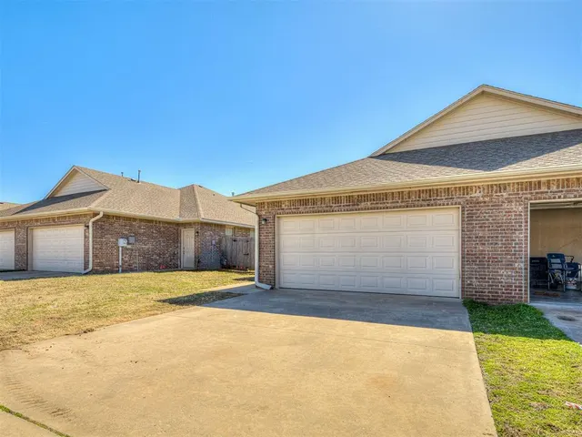 Photo 3 — 114 Ashley Drive, Edmond, OK 73003