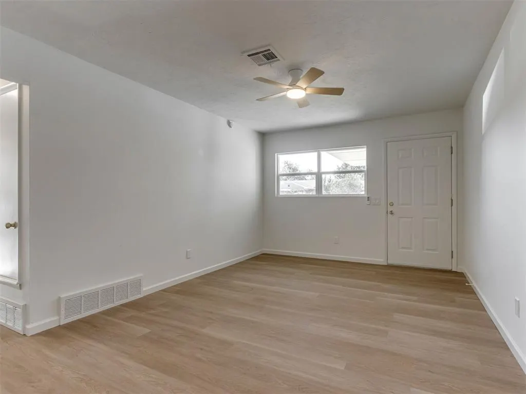 Photo 4 — 1007 NW 20th Street, Moore, OK 73160