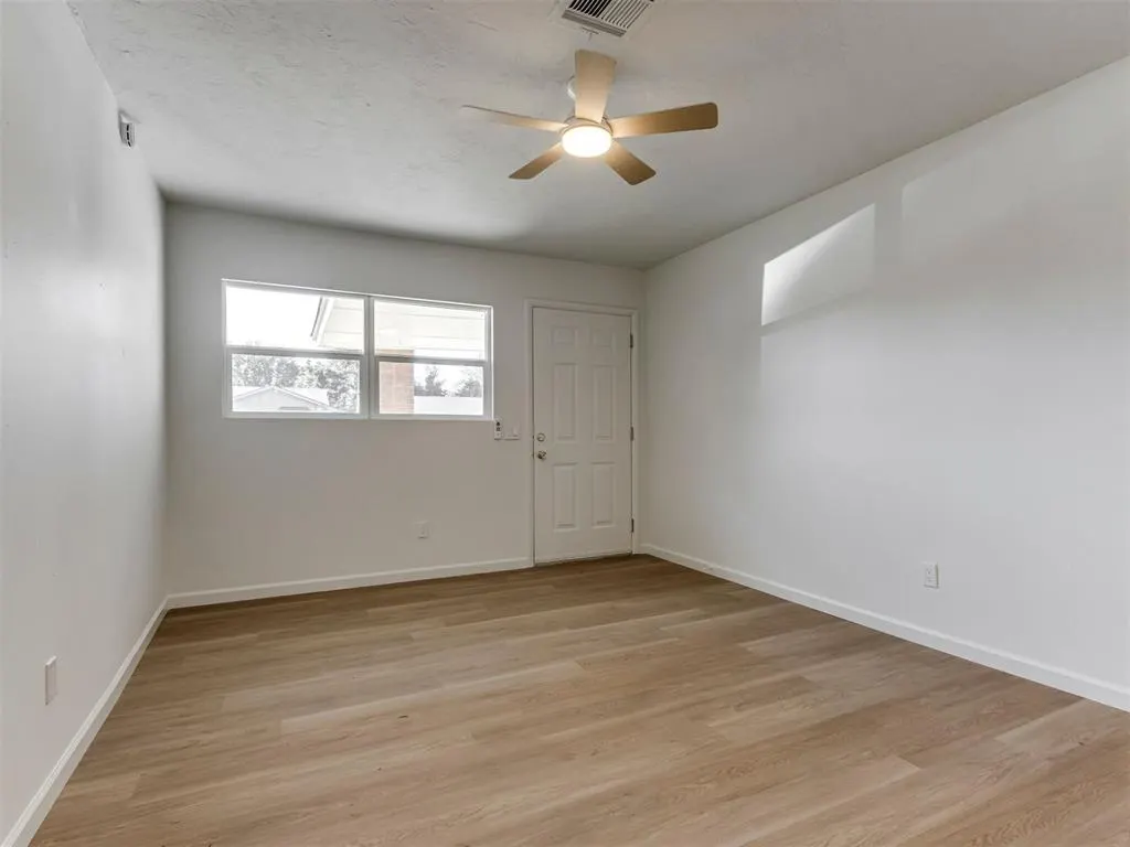 Photo 5 — 1007 NW 20th Street, Moore, OK 73160