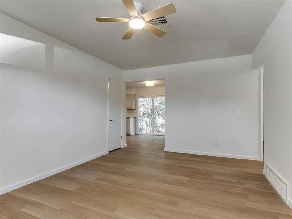 Photo 7 — 1007 NW 20th Street, Moore, OK 73160