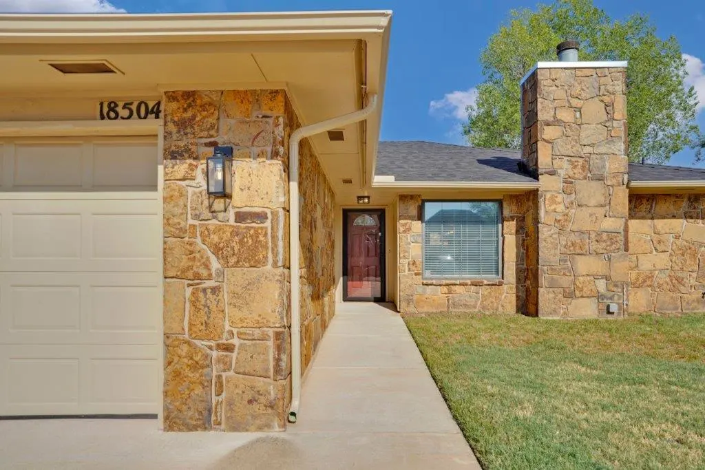 Photo 2 — 18504 Laurel Oak Drive, Edmond, OK 73012