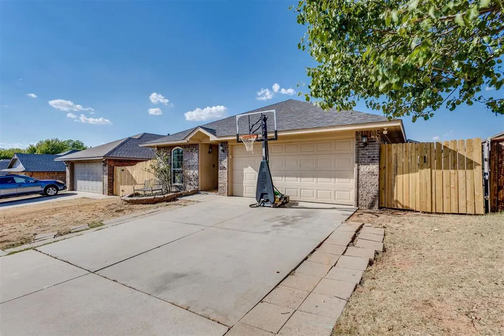 Photo 2 — 12321 SW 9th Terrace, Yukon, OK 73099