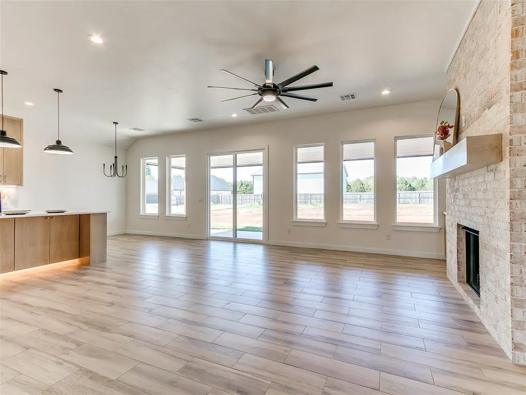 Photo 6 — 141 W Lynn Court Drive, Mustang, OK 73064
