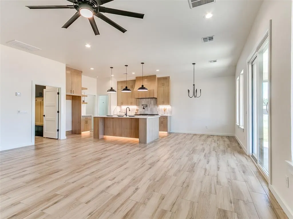 Photo 9 — 141 W Lynn Court Drive, Mustang, OK 73064