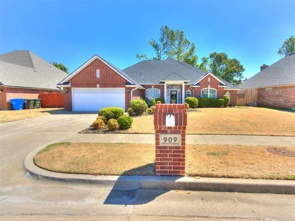 Front exterior — 909 Hearthstone, Norman, OK 73072