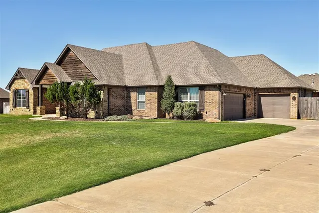 Photo 2 — 4805 Crestmere Lane, Edmond, OK 73025