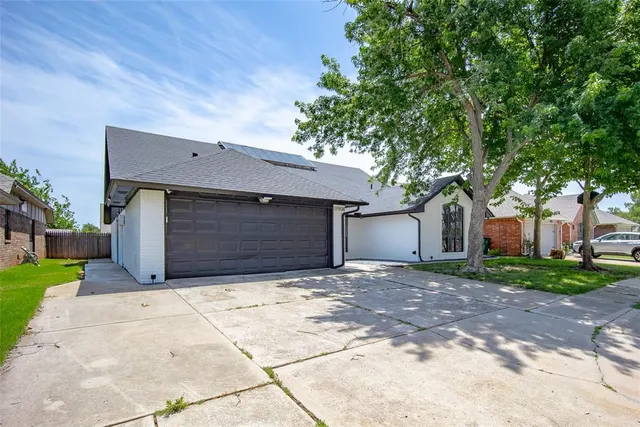 Photo 2 — 11908 Blueway Avenue, Oklahoma City, OK 73162
