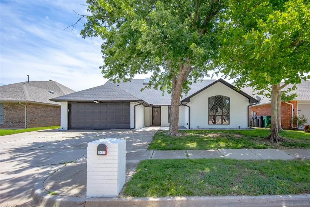 Photo 3 — 11908 Blueway Avenue, Oklahoma City, OK 73162