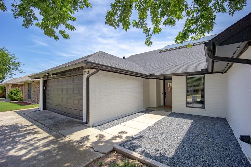 Photo 5 — 11908 Blueway Avenue, Oklahoma City, OK 73162