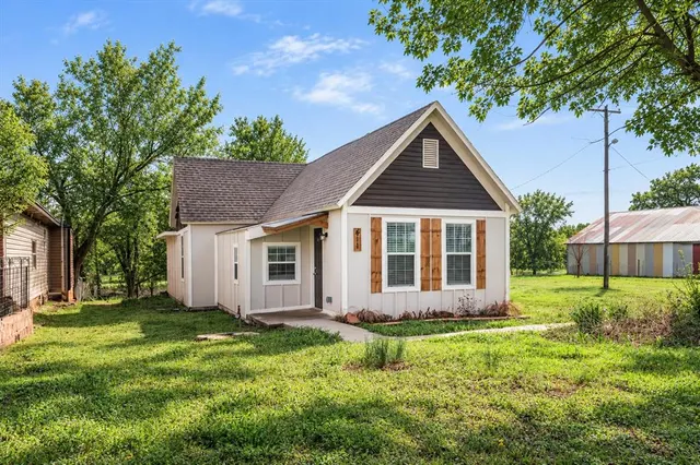 Photo 2 — 411 W Springer Avenue, Guthrie, OK 73044