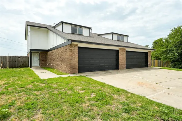 Photo 2 — 524 Westwood Court 526, Oklahoma City, OK 73127