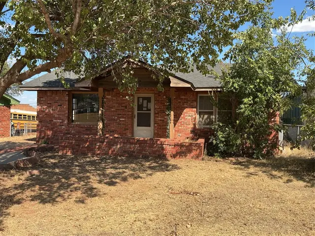 Photo 2 — 631 N 4th, Clinton, OK 73601