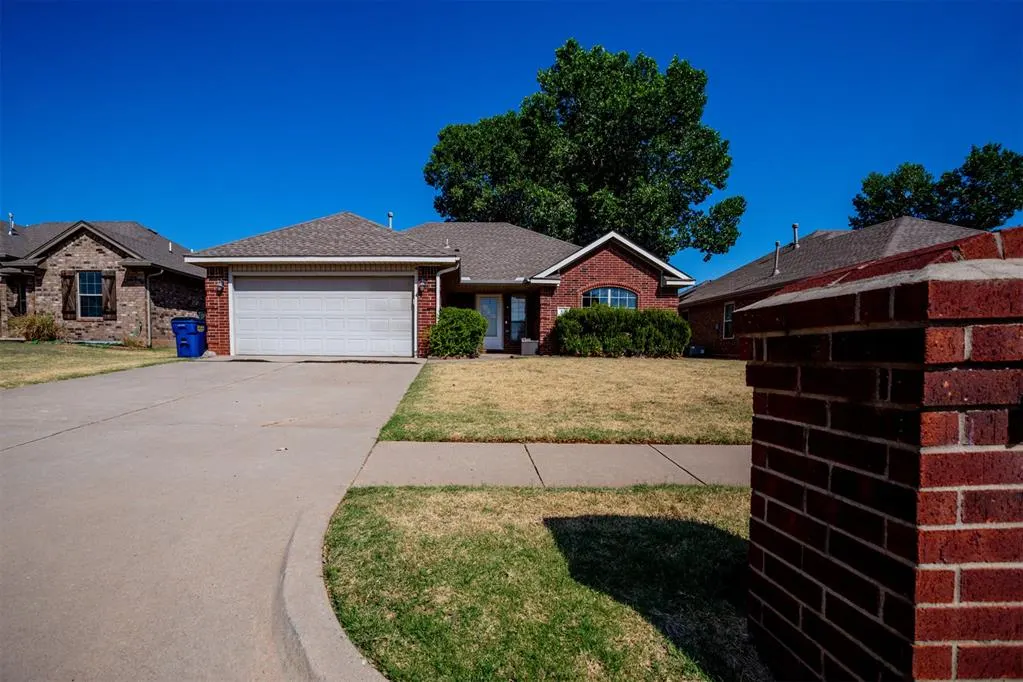 Front exterior — 516 S Castle Ridge Lane, Mustang, OK 73064
