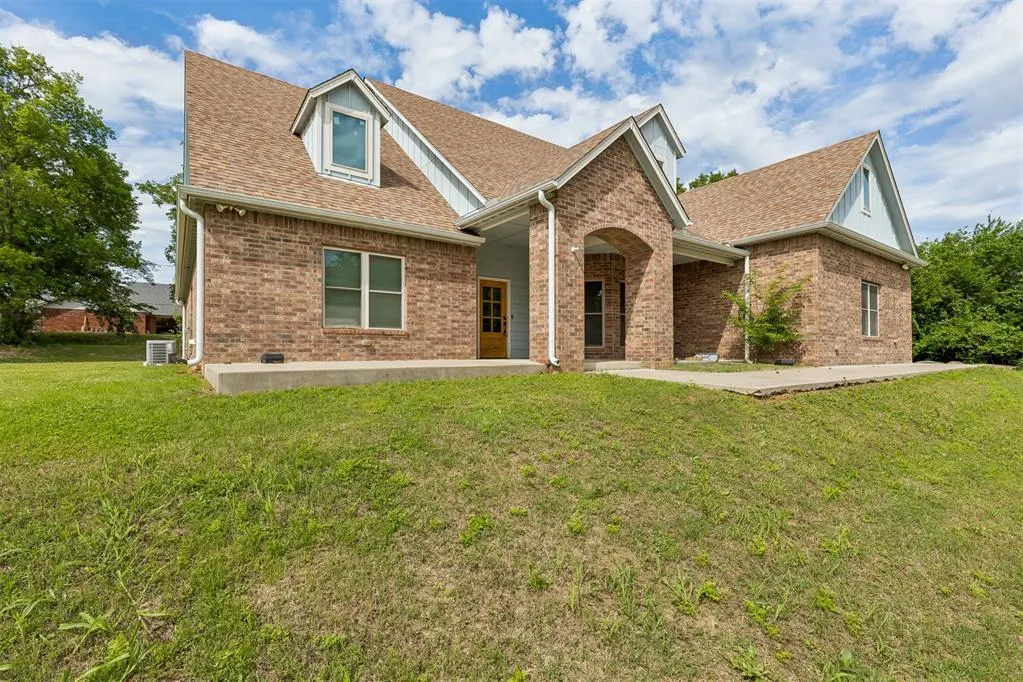 Photo 2 — 551 W 9th Avenue, Bristow, OK 74010
