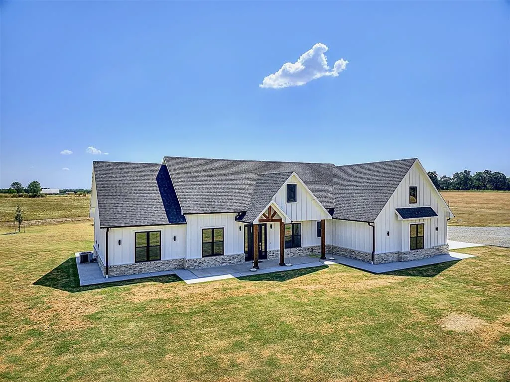 Front exterior — 1598 Meridian Road, Ardmore, OK 73401