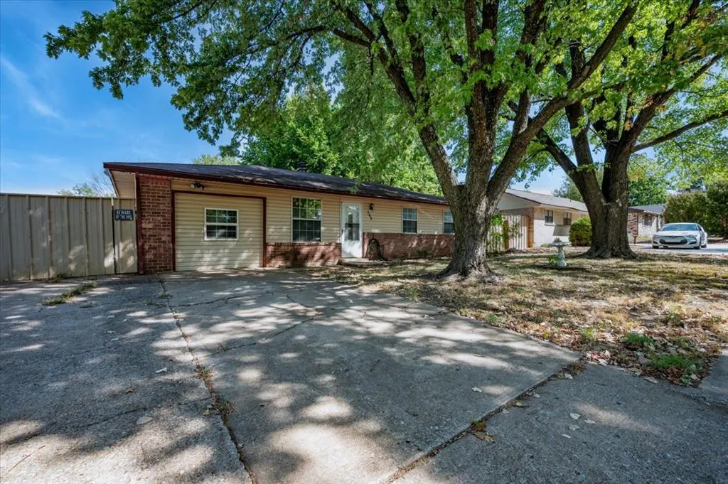 Photo 2 — 505 Meadowlake Drive, Noble, OK 73068