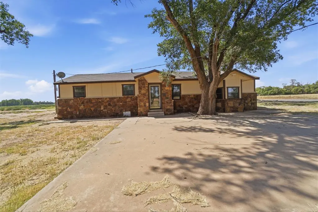 Photo 3 — 15801 S County Road 2064 Road, Altus, OK 73521