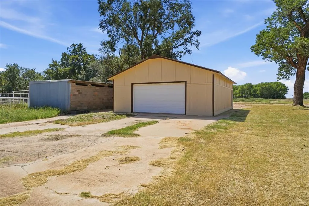 Photo 4 — 15801 S County Road 2064 Road, Altus, OK 73521