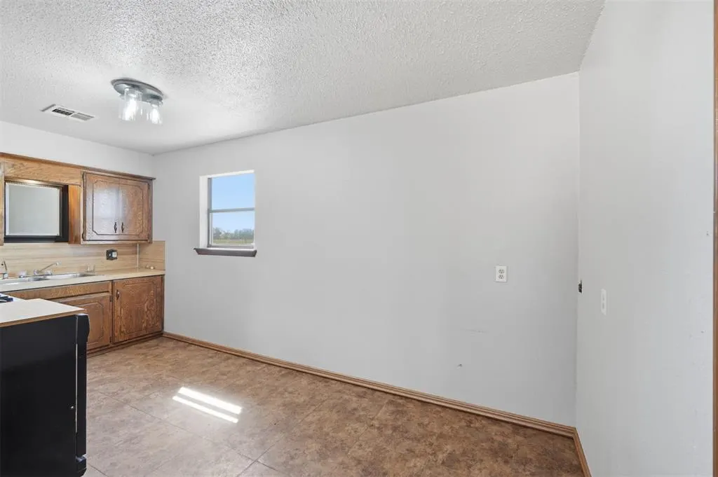 Photo 13 — 15801 S County Road 2064 Road, Altus, OK 73521