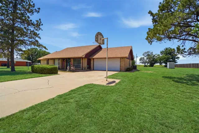 Photo 4 — 20423 E County Road 1567 Road, Altus, OK 73521