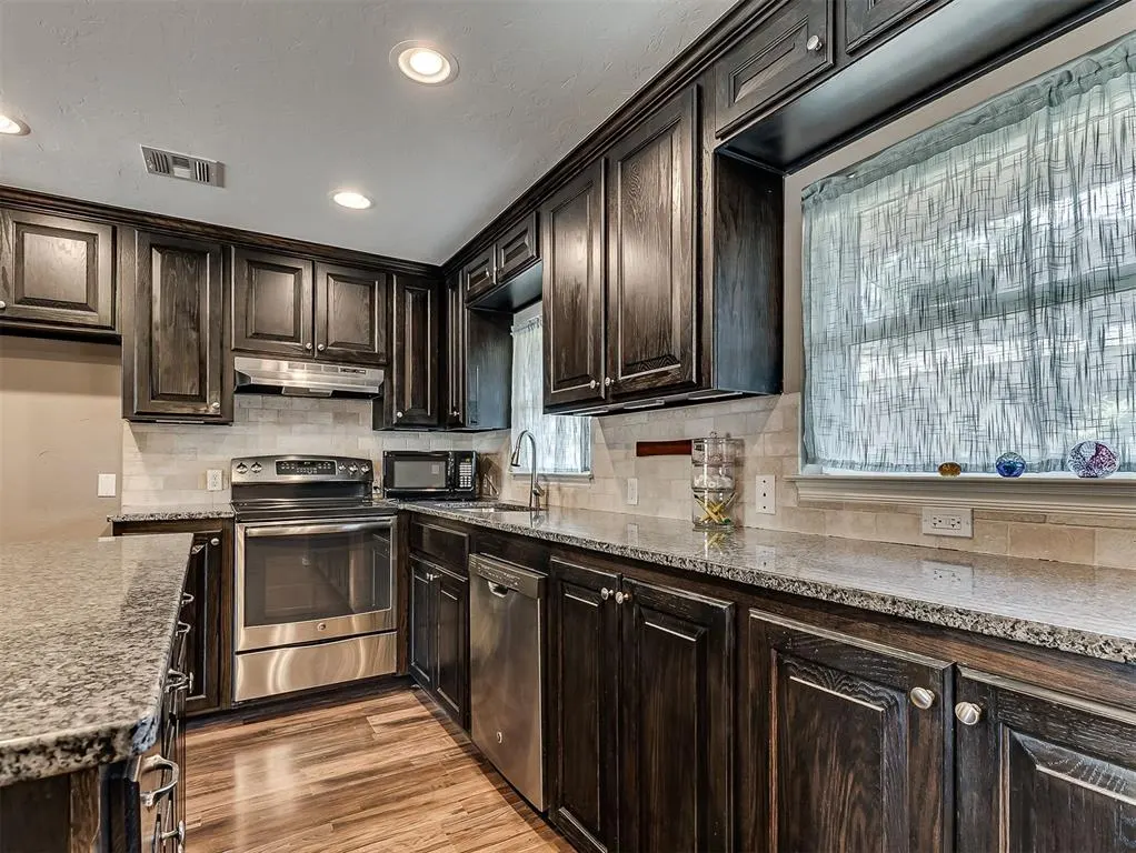 Photo 15 — 220 S Irving Drive, Moore, OK 73160