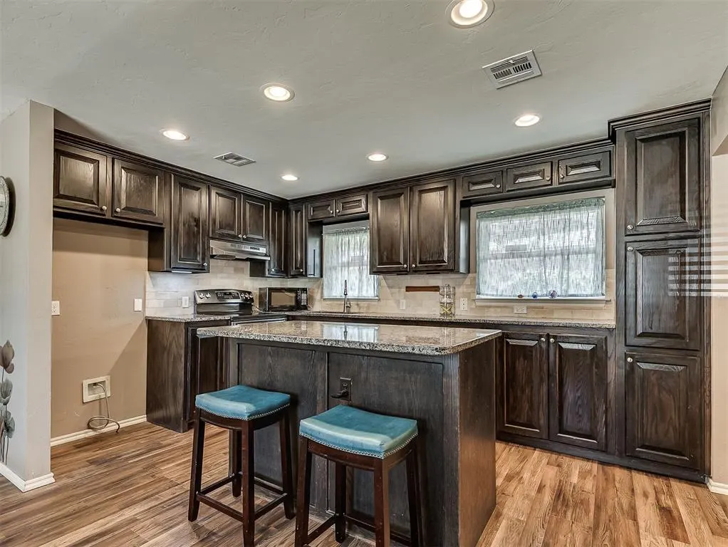 Photo 16 — 220 S Irving Drive, Moore, OK 73160