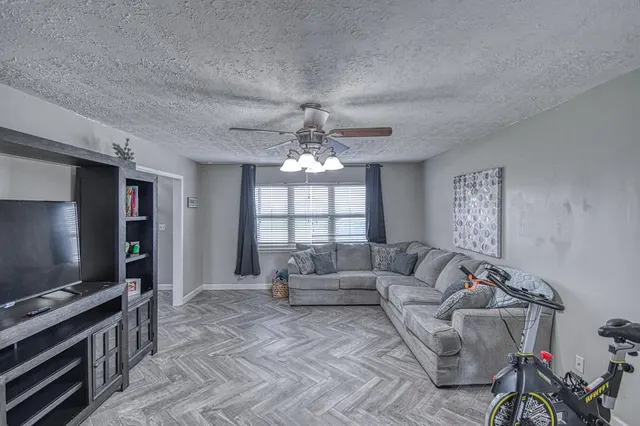 Photo 4 — 2225 W Country Club Road, Chickasha, OK 73018