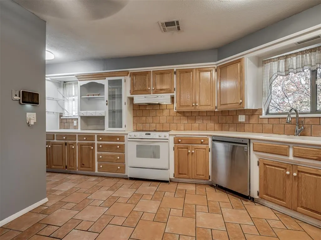 Photo 12 — 4601 NW 57th Street, Oklahoma City, OK 73122