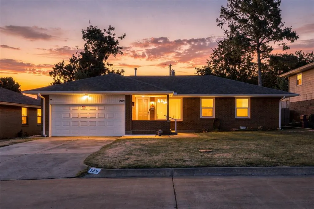 Front exterior — 209 W Glenhaven Drive, Oklahoma City, OK 73110