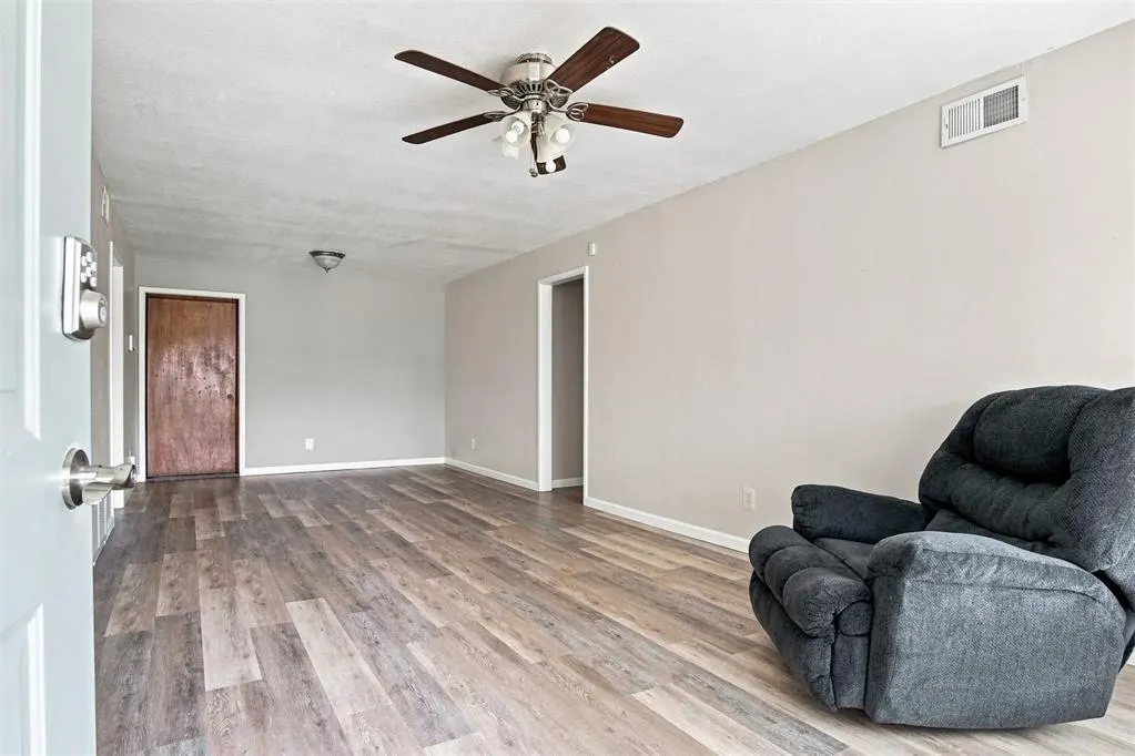 Photo 8 — 209 W Glenhaven Drive, Oklahoma City, OK 73110
