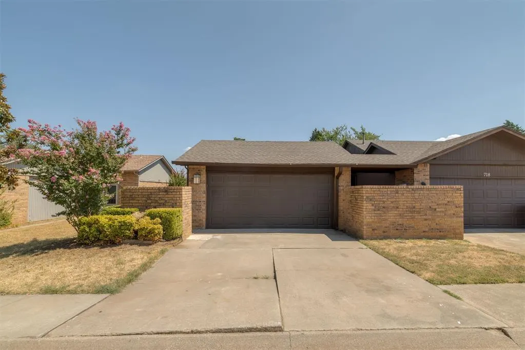 Front exterior — 716 Stonecroft Circle, Edmond, OK 73034