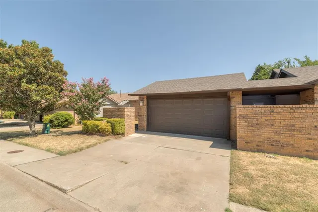Photo 2 — 716 Stonecroft Circle, Edmond, OK 73034