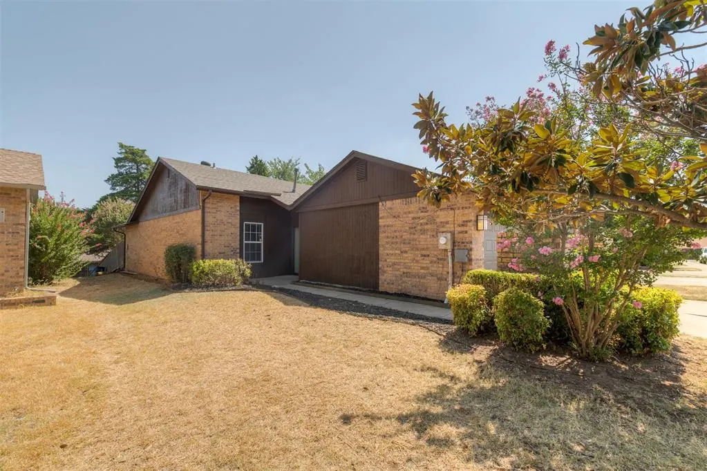 Photo 3 — 716 Stonecroft Circle, Edmond, OK 73034