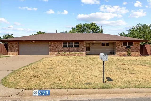 Front exterior — 809 E Arlington Avenue, Weatherford, OK 73096