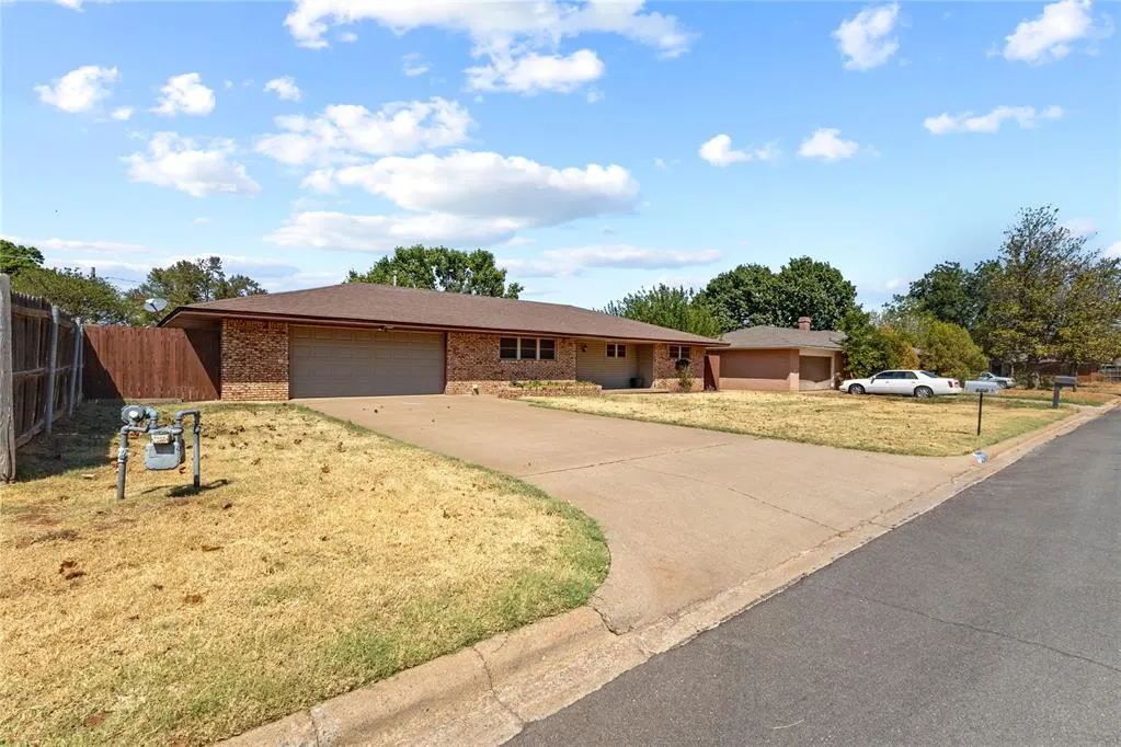 Photo 2 — 809 E Arlington Avenue, Weatherford, OK 73096