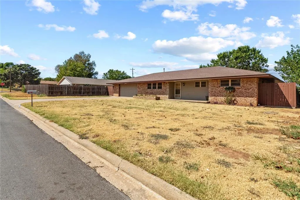 Photo 3 — 809 E Arlington Avenue, Weatherford, OK 73096