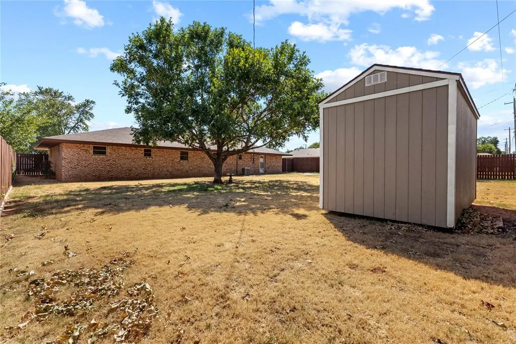 Photo 34 — 809 E Arlington Avenue, Weatherford, OK 73096