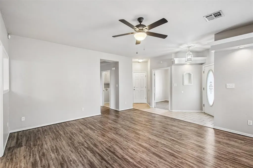 Photo 5 — 620 NW 21st Street, Moore, OK 73160