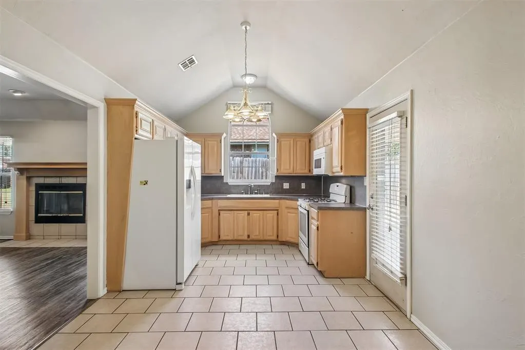 Photo 6 — 620 NW 21st Street, Moore, OK 73160