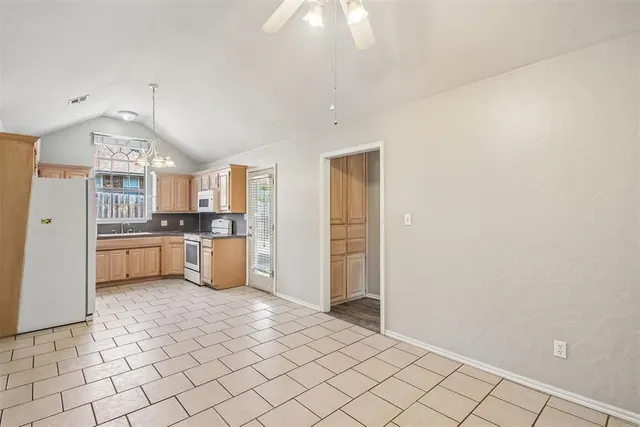 Photo 8 — 620 NW 21st Street, Moore, OK 73160