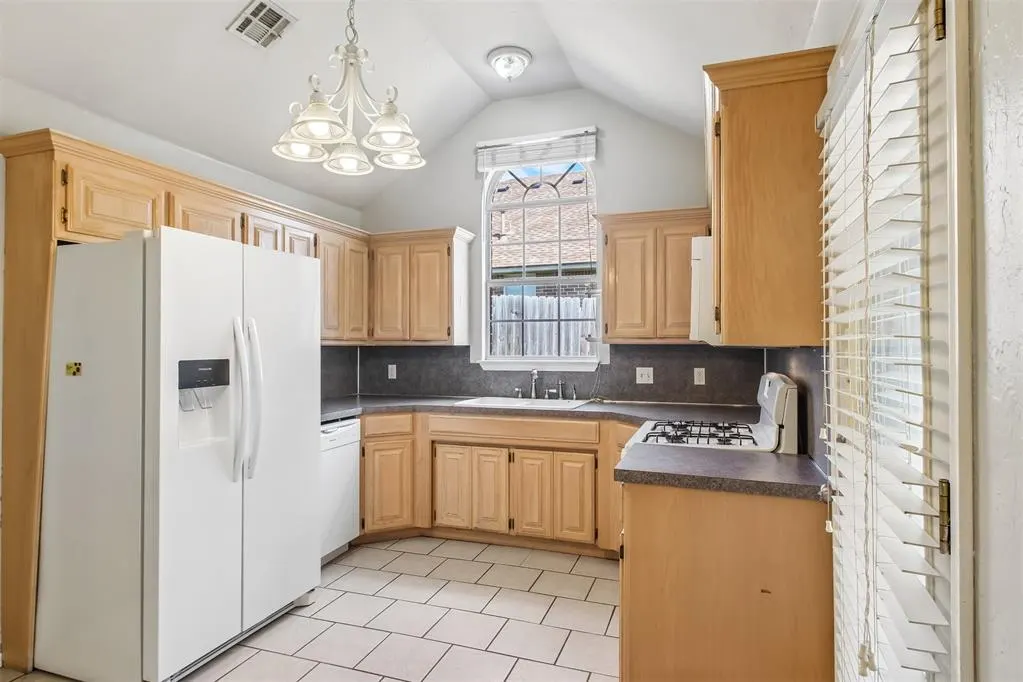 Photo 9 — 620 NW 21st Street, Moore, OK 73160