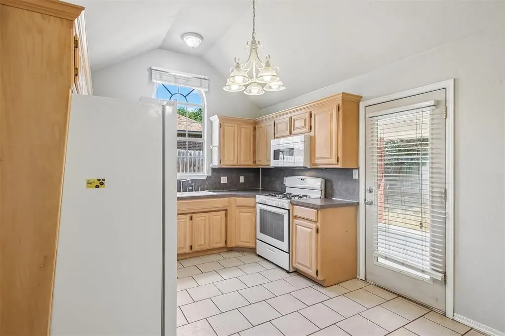 Photo 10 — 620 NW 21st Street, Moore, OK 73160