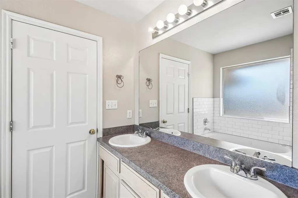 Photo 18 — 620 NW 21st Street, Moore, OK 73160