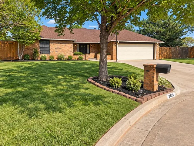 Photo 2 — 2515 Thomas Circle, Clinton, OK 73601