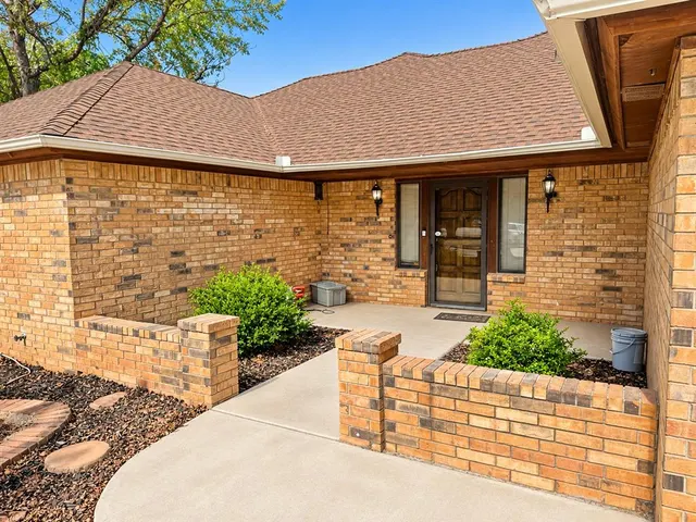 Photo 3 — 2515 Thomas Circle, Clinton, OK 73601